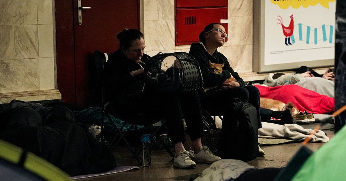 Люди в київському метро під час атаки 24 травня