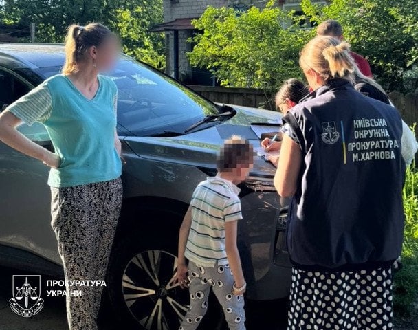 У Харкові жінка жорстоко побила сина на очах у людей: дитина в синцях (фото)