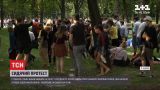 Сидячий протест: в Харькове студенты пикетируют босиком возле памятника Кобзарю