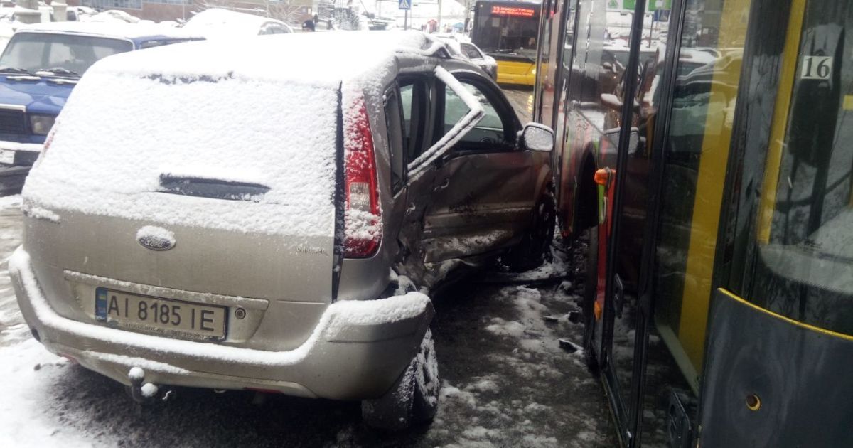 Потрійна ДТП у Києві: швидка ушпиталила вагітну жінку