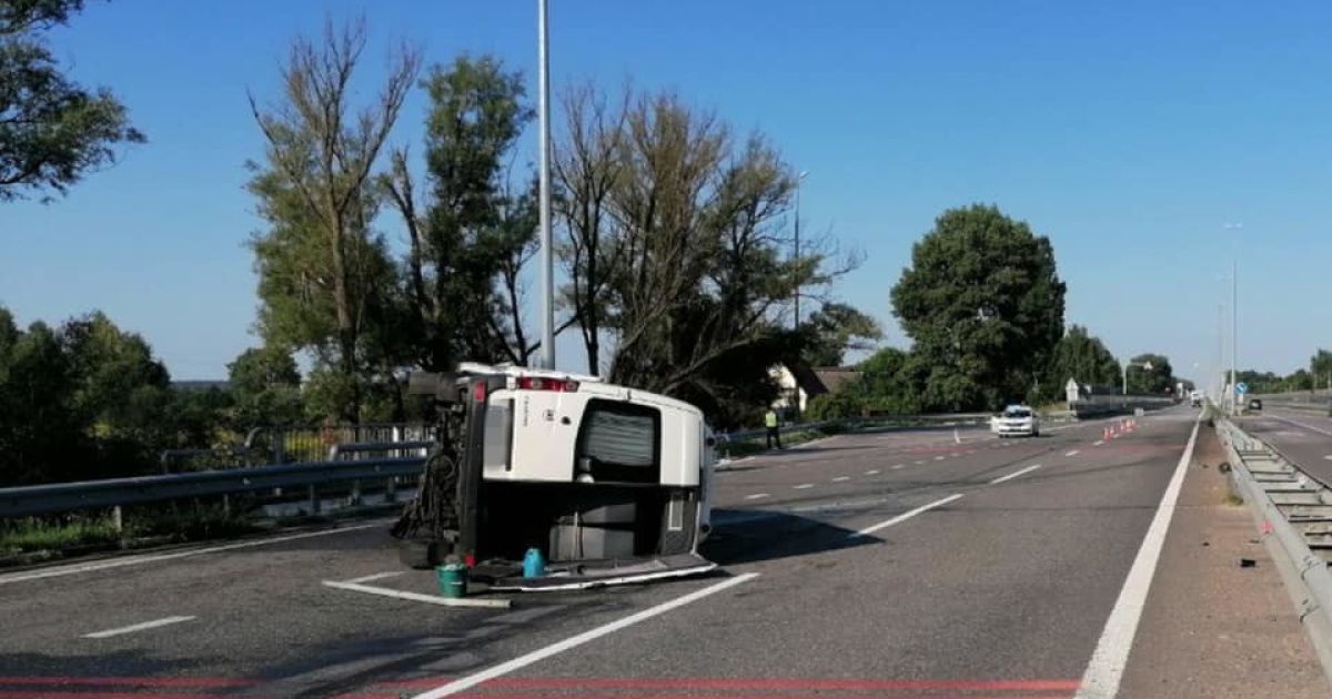 У Київській області маршрутка влетіла у відбійник і перекинулась: шестеро травмованих