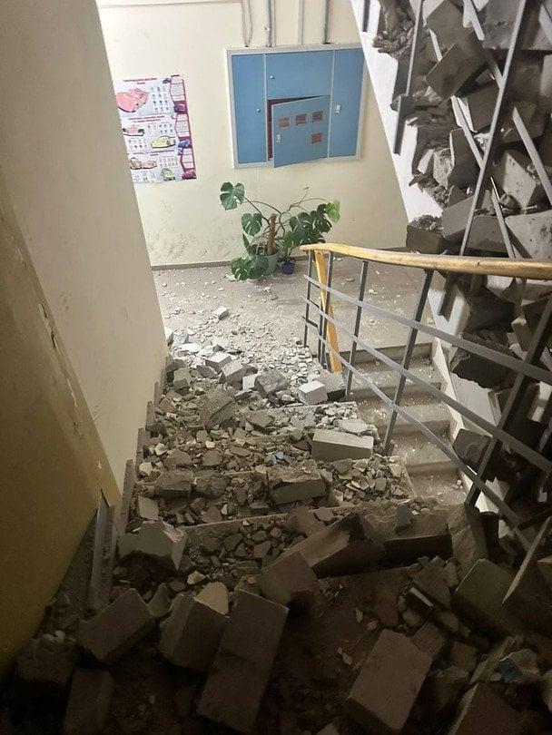 Багатоповерхівка зазнала руйнувань. / © ДСНС