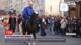 Костюмированное шествие: в рамках театрального фестиваля по улицам Кропивницкого прошли актеры