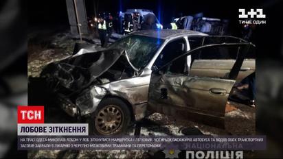 ДТП на трассе "Одесса – Николаев": маршрутка в лобовую столкнулась с легковушкой