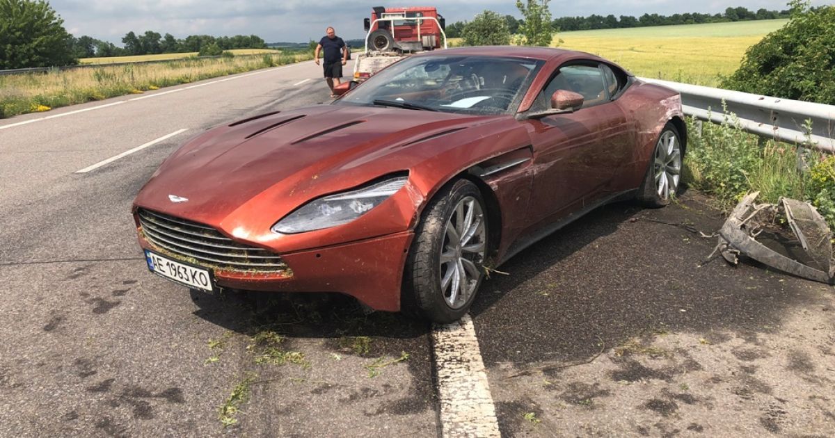 В Україні кинули розбитий спорткар за 200 тисяч доларів