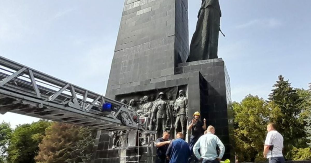 В Луцке демонтировали советскую звезду из мемориала "Вечная слава": фото