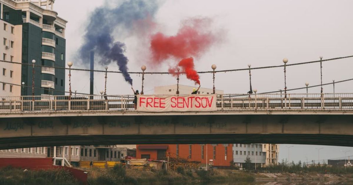 В РФ задержали Pussy Riot после акции в поддержку Сенцова