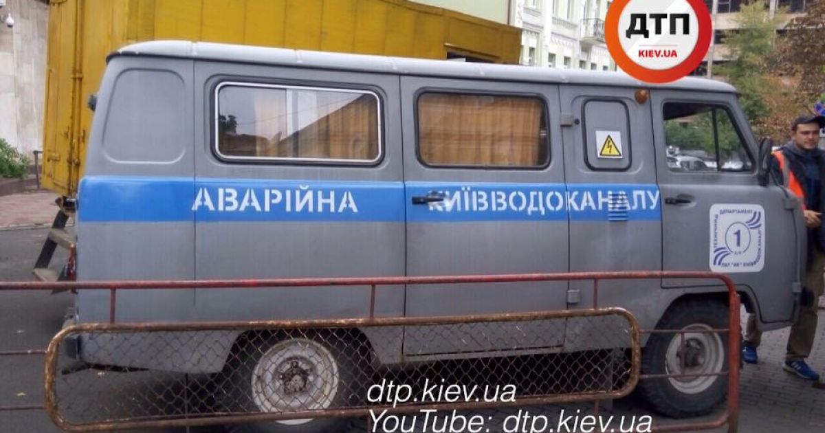 У центрі Києва перекрили вулицю через прорив труби