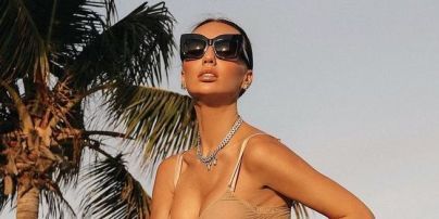 В боди с сексуальным декольте и юбке с высоким разрезом: участница "Холостяка-12" на пляже в Майами