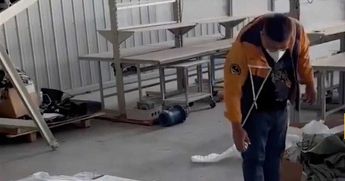 Чоловік створив бізнес, знищуючи весільні знімки / Фото: Weibo