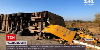 Новини України: біля Білої Церкви перевернулася фура з кавунами