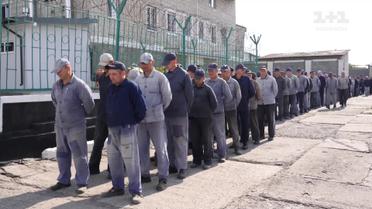 День у в'язниці із російськими полоненими! Про що брешуть і в яких умовах живуть