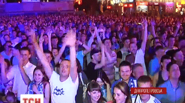 В Днепропетровске игру своей команды тысячи болельщиков смотрели на больших экранах