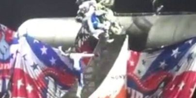 На мотошоу в Глазго профессиональный гонщик свалился со своего байка во время сложного трюка (видео)