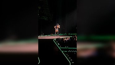 С Кэти Перри на сцене произошел неприятный конфуз: во время концерта с певицы слетел бюстгальтер