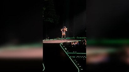 С Кэти Перри на сцене произошел неприятный конфуз: во время концерта с певицы слетел бюстгальтер