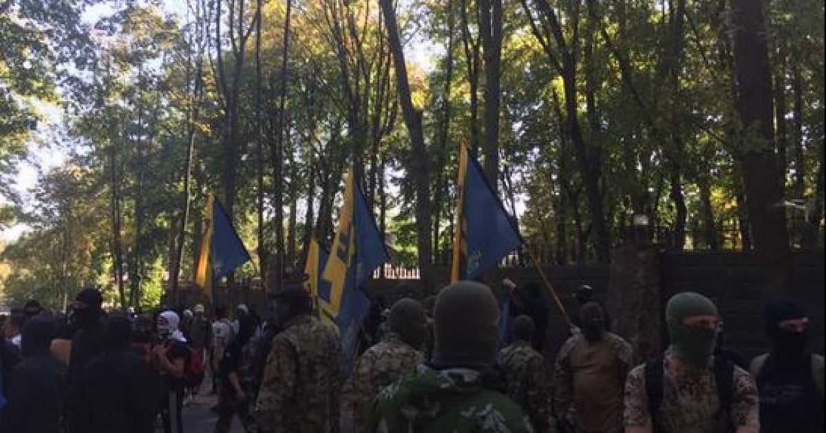 Неизвестные напали на дом Добкина: закрашенное окно, пиротехника и &laquo;новый адрес&raquo; / © twitter.com/itsector
