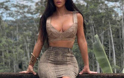Звезда реалити на отдыхе: Ким Кардашьян в сексуальном питоновом костюме позировала на Бали