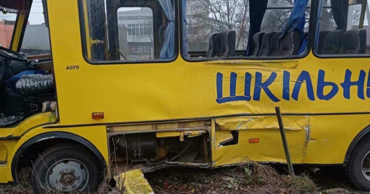 У Львівській області зіткнулись вантажівка та шкільний автобус, який віз дітей на навчання: багато потерпілих