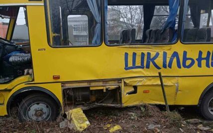 У Львівській області зіткнулись вантажівка та шкільний автобус, який віз дітей на навчання: багато потерпілих