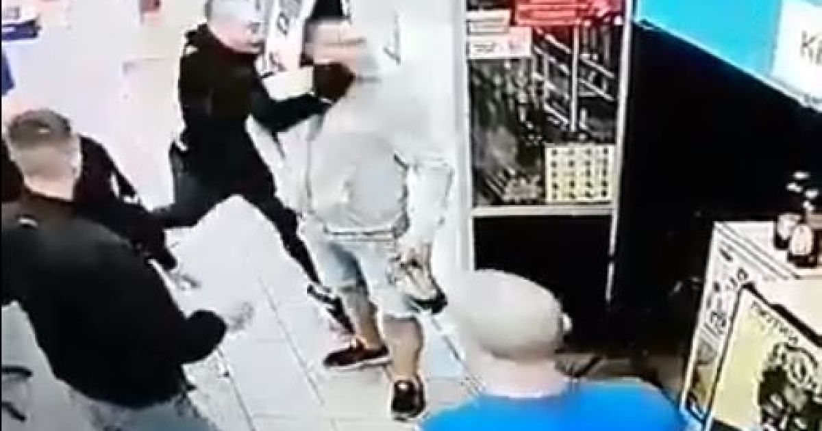 В Киеве молодчики жестоко избили парня в супермаркете: двух нападавших оперативно задержали