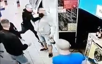 В Киеве молодчики жестоко избили парня в супермаркете: двух нападавших оперативно задержали