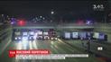 В Детройте 13 грузовиков выстроились под мостом, с которого хотел прыгнуть мужчина