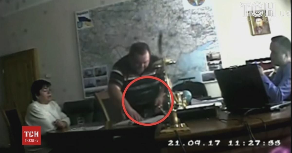 Генпрокурор показав відео, як двоє суддів намагалися дати хабар Холодницькому