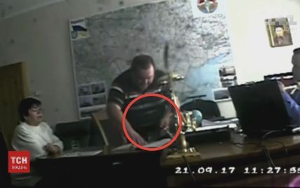 Генпрокурор показал видео, как двое судей пытались дать взятку Холодницькому