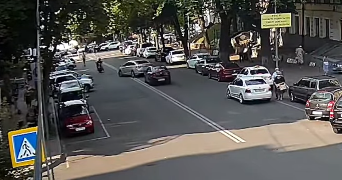 В центре Киева Hyundai осуществлял опасный маневр и сбил мотоциклиста: видео момента ДТП