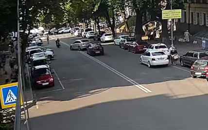 У центрі Києва Hyundai здійснював небезпечний маневр і збив мотоцикліста: відео моменту ДТП
