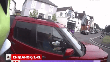 Пользователей возмутило видео, на котором англичанка ест овсянку прямо за рулем