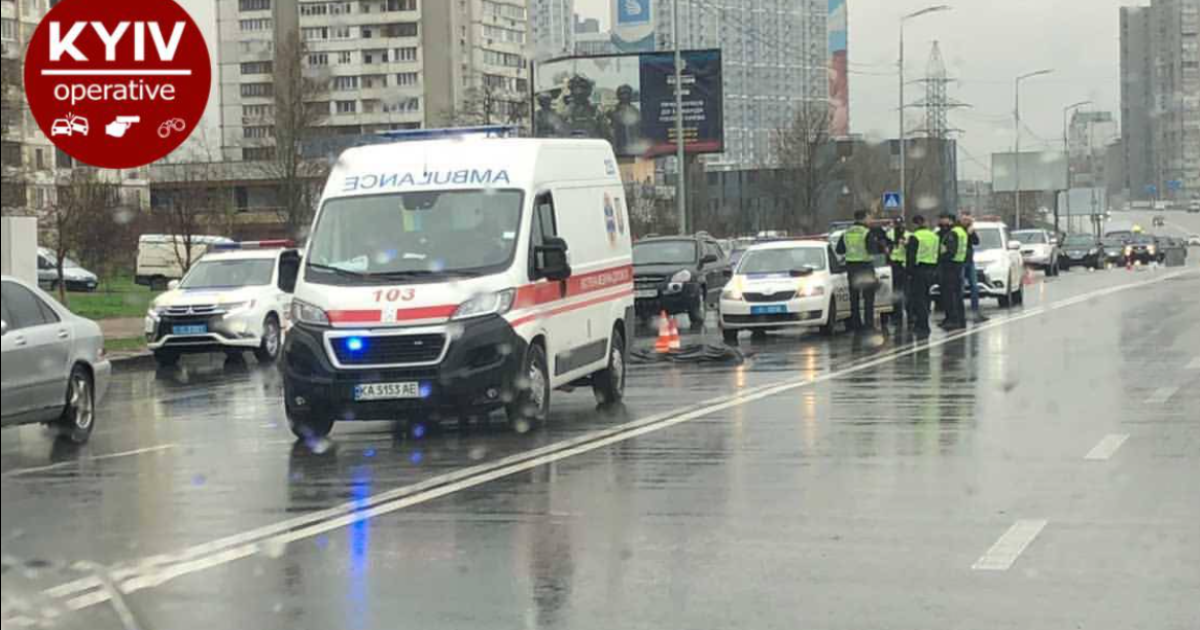 У Києві маршрутка на смерть збила жінку-пішохода, яка перебігала дорогу: фото