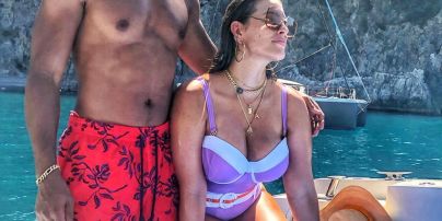 В глициновом купальнике и с мужем: Эшли Грэм опубликовала новые снимки из отпуска в Италии