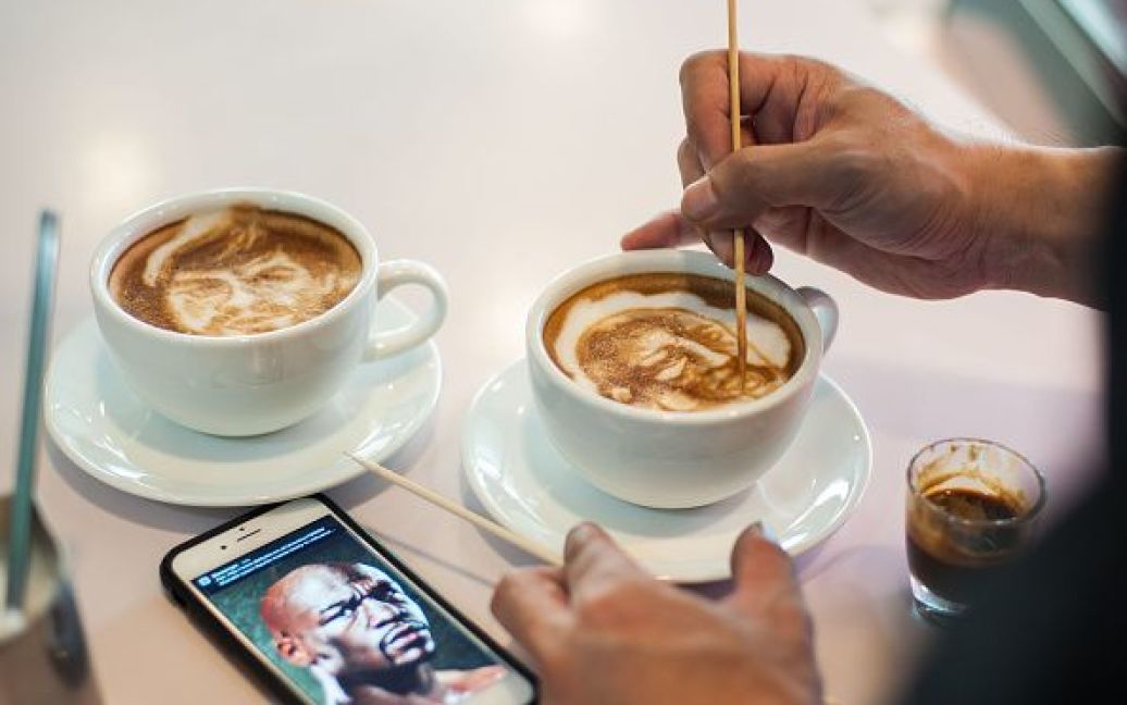 Філліпінський кавовар прикрашає свої напої портретами Пакьяо та Мейвезера / © Getty Images