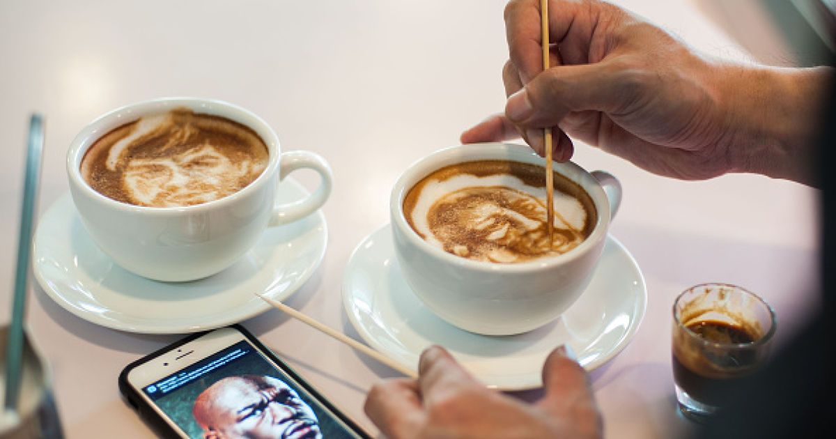 Филиппинский кофевар украшает свои напитки портретами Пакьяо и Мейвезера / © Getty Images