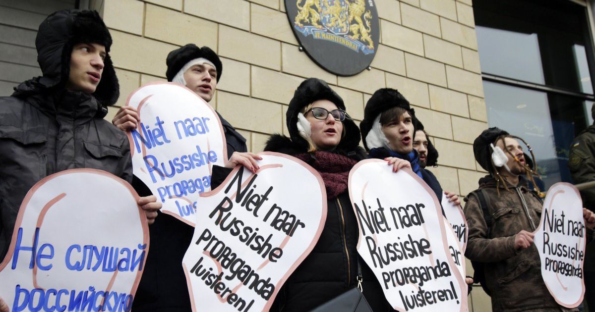 Украинцы обратились к нидерландам с призывами &ldquo;Лучше отрезать себе ухо, чем слушать российскую пропаганду&ldquo; / © УНИАН