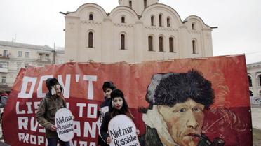 Украинцы обратились к нидерландам с призывами &ldquo;Лучше отрезать себе ухо, чем слушать российскую пропаганду&ldquo; / © УНИАН