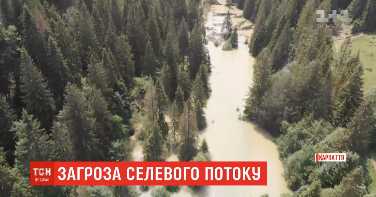 Селу Микуличин на Прикарпатье грозит озеро на горе, образовавшееся из-за ливней