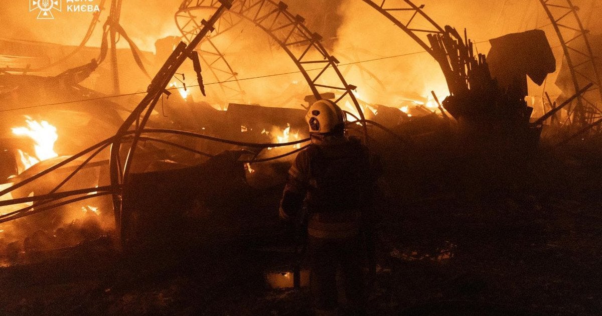 Пожар в Киеве в результате атаки российских дронов