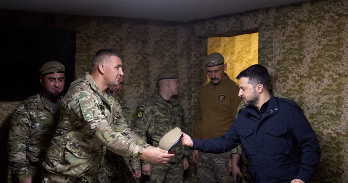 Владимир Зеленский с украинскими военными на Донецком направлении