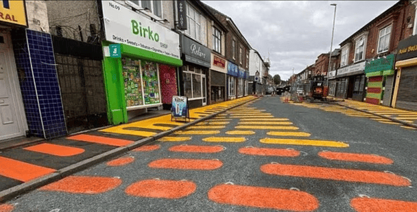 Великі помаранчеві та жовті фігури у формі таблеток Фото: dailymail.