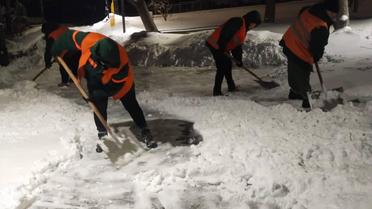 комунальники прибирають сніг у Києві_1 / © КМДА