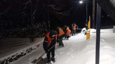 комунальники прибирають сніг у Києві_2 / © КМДА