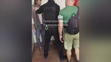У київському метро поліціянт доволі жорстко затримував чоловіка з дитиною