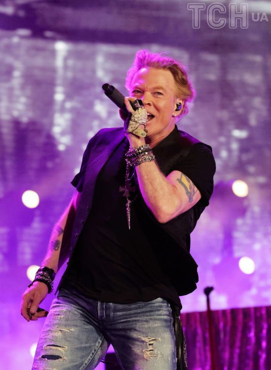 Легендарний гурт Guns N' Roses концерт в ОАЕ розпочав з підтримки України
