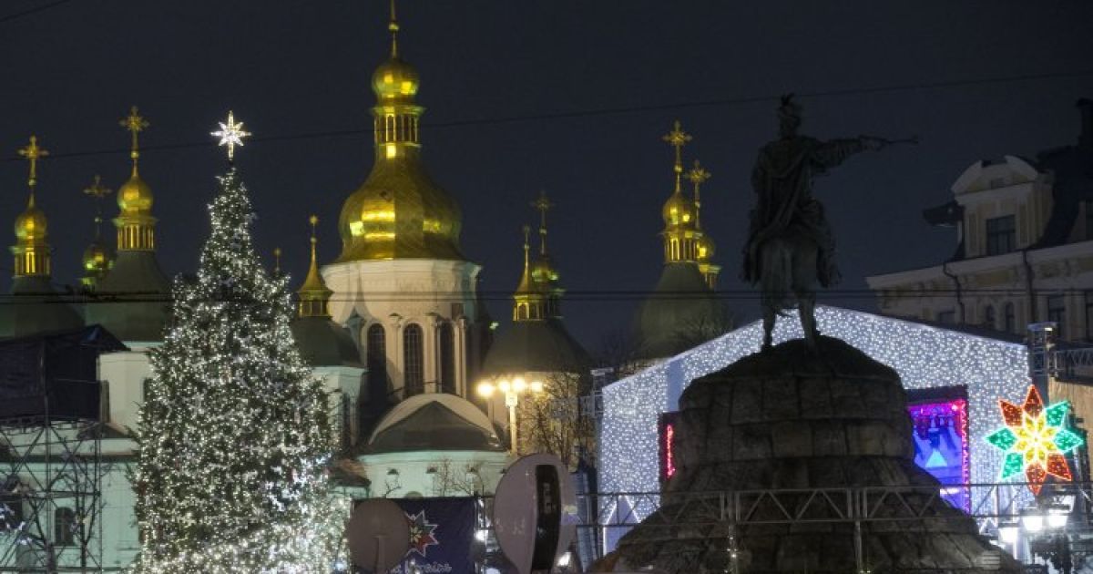 У Києві засяяла прекрасна 24-метрова ялинка / © УНІАН