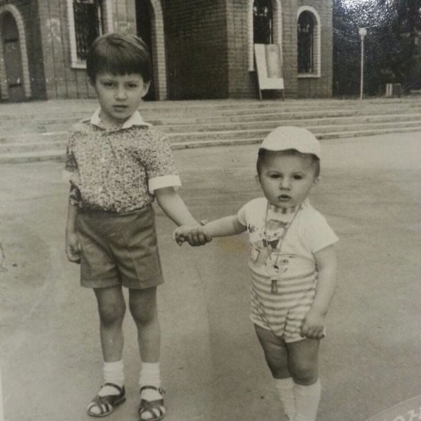 Євген з братом у дитинстві / © instagram.com/kot_jenya