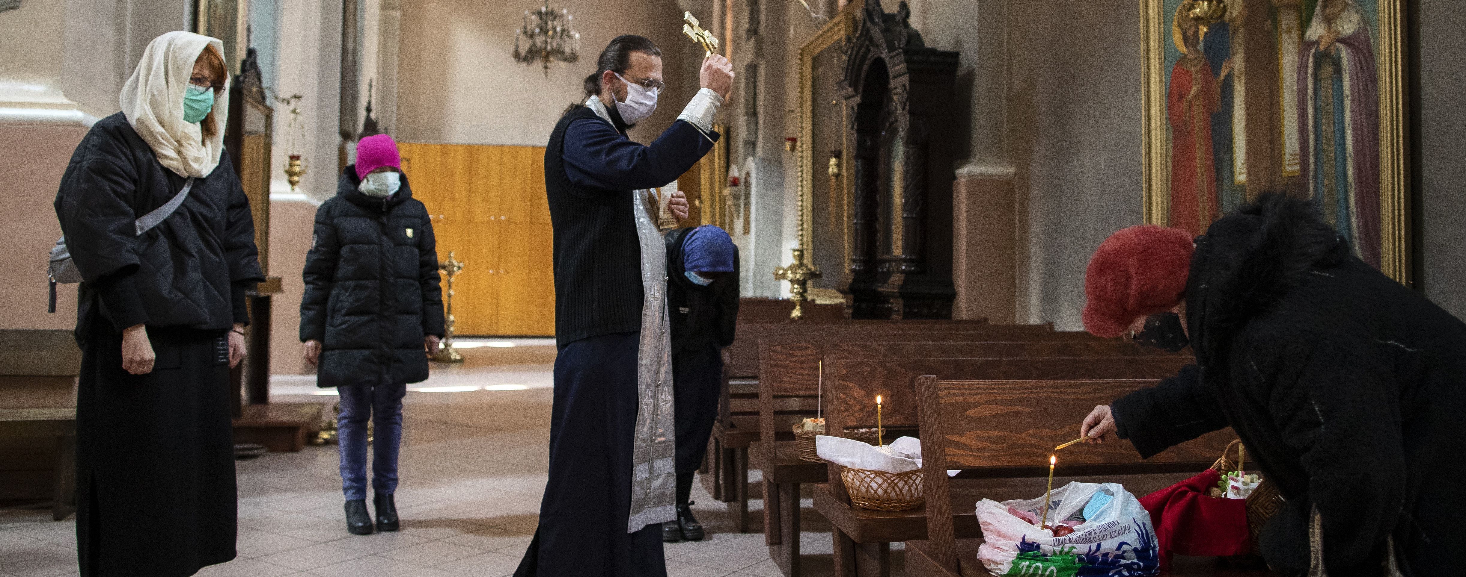 На Прикарпатті шість священників інфікувалися коронавірусом, один з підозрою помер