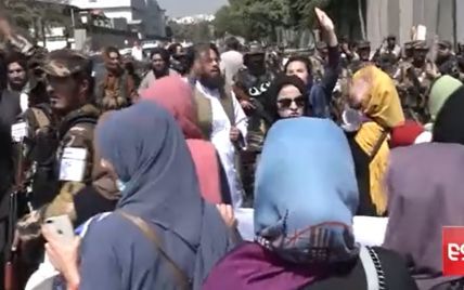 Талибы применили слезоточивый газ против женщин на акции протеста в Кабуле : видео